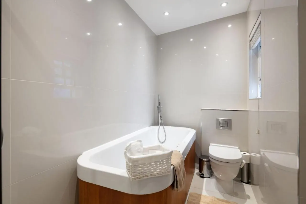 Stunning 4 Bedroom, 3 Bathroom House With Private Hottub & Gym - Escape London, In Lonon 0*, Londres Reino Unido