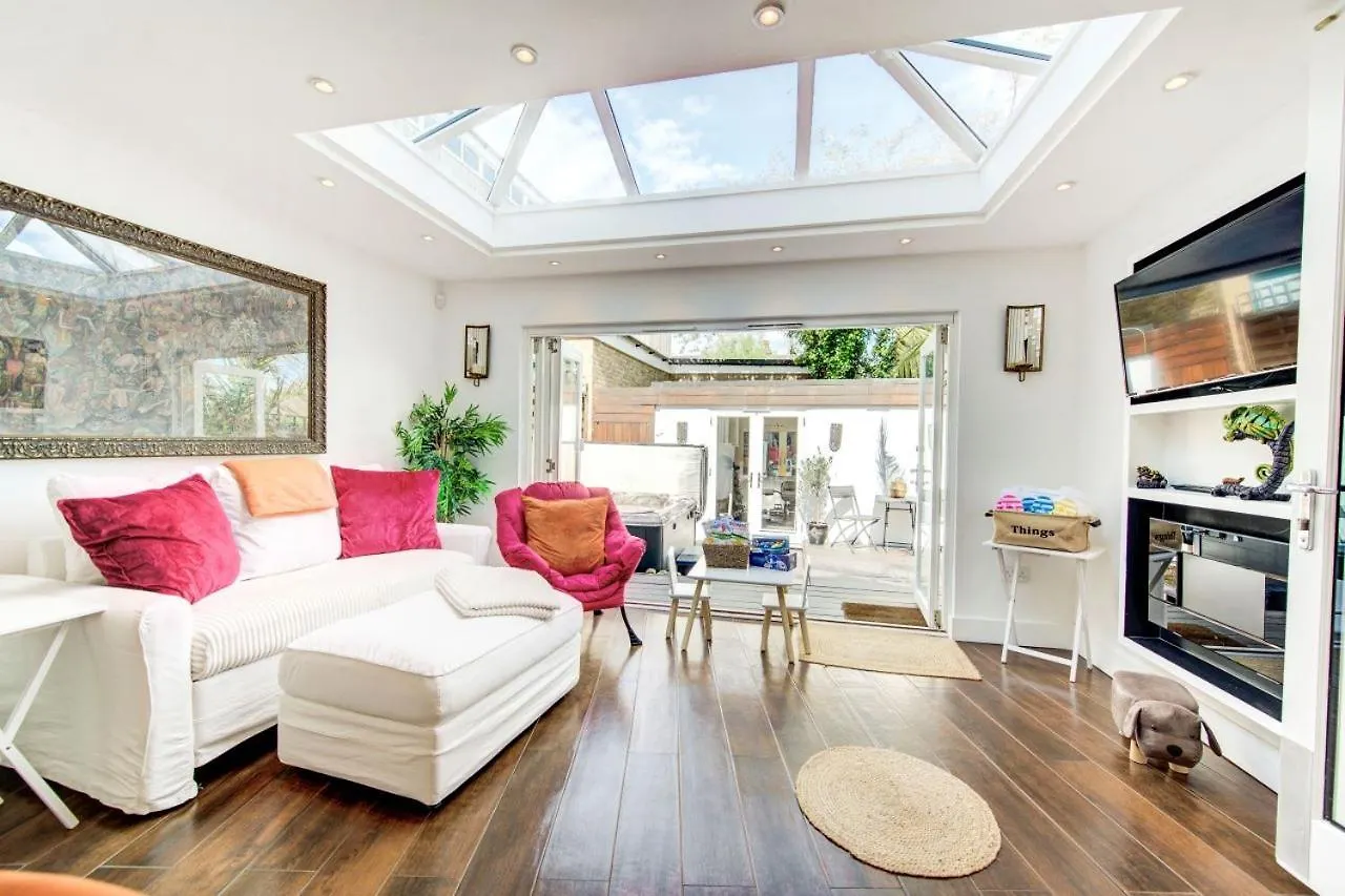 Casa de Férias Stunning 4 Bedroom, 3 Bathroom House With Private Hottub & Gym - Escape London, In Lonon Reino Unido
