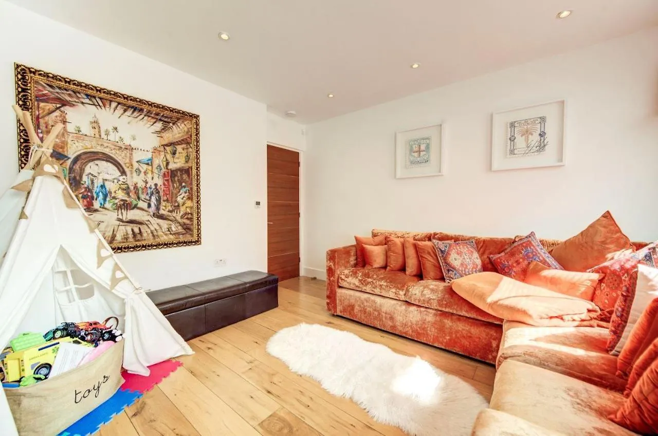 Stunning 4 Bedroom, 3 Bathroom House With Private Hottub & Gym - Escape London, In Lonon Londres