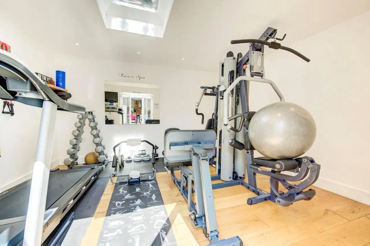 Stunning 4 Bedroom, 3 Bathroom House With Private Hottub & Gym - Escape London, In Lonon Casa de Férias