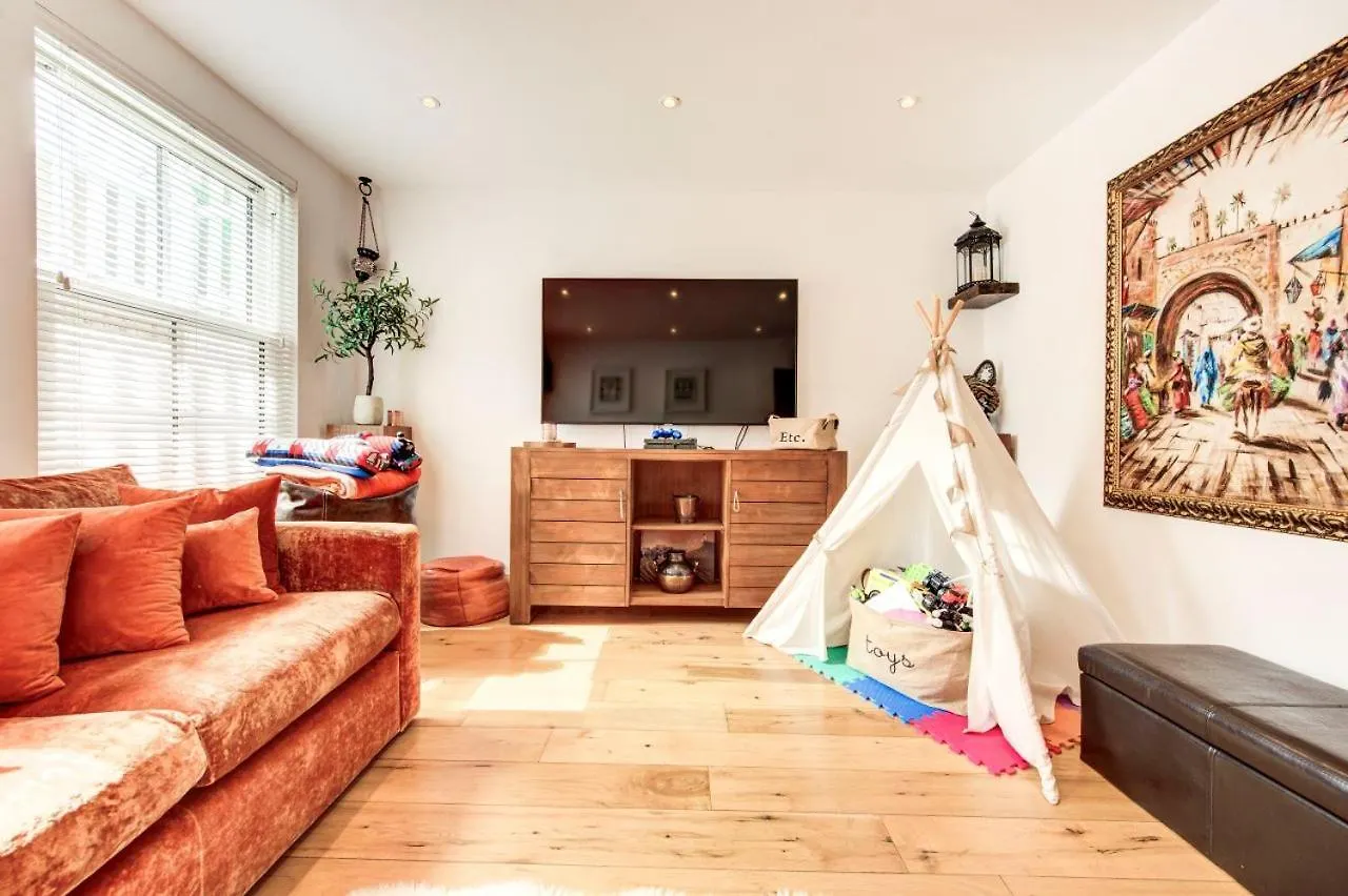 Casa de Férias Stunning 4 Bedroom, 3 Bathroom House With Private Hottub & Gym - Escape London, In Lonon