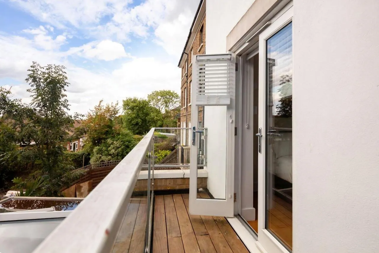 Casa de Férias Stunning 4 Bedroom, 3 Bathroom House With Private Hottub & Gym - Escape London, In Lonon Reino Unido